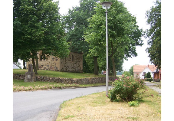 Kirche mit Steinmauer in Tramm